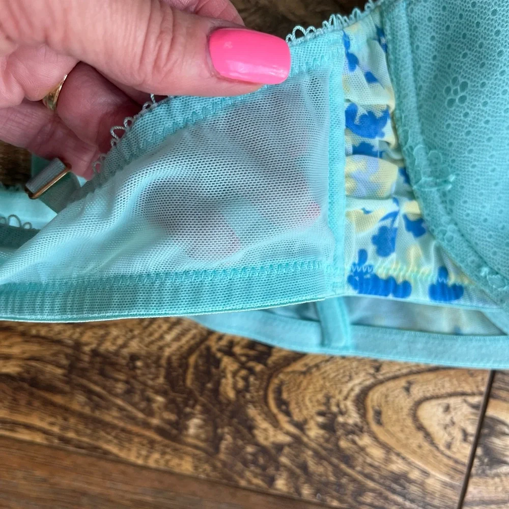 Ladies Ambrielle light teal and floral underwire bra size 36C